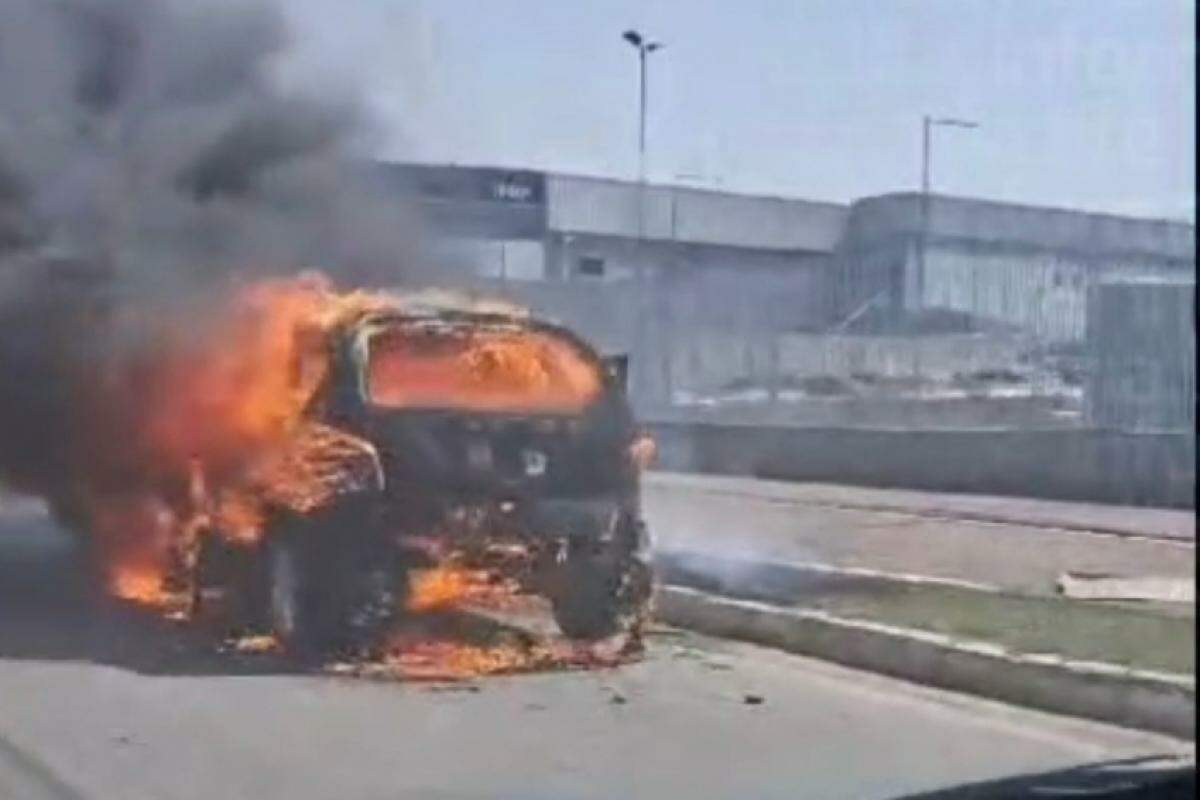 Carro foi incendiado no Jardim Aquárius