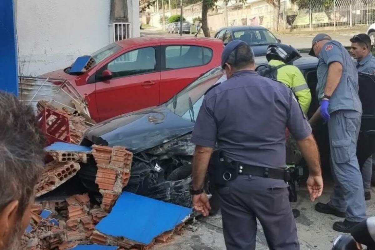 As imagens do local mostram a destruição do muro do mercado, com destroços espalhados ao redor do veículo e a atuação dos bombeiros e policiais no atendimento.