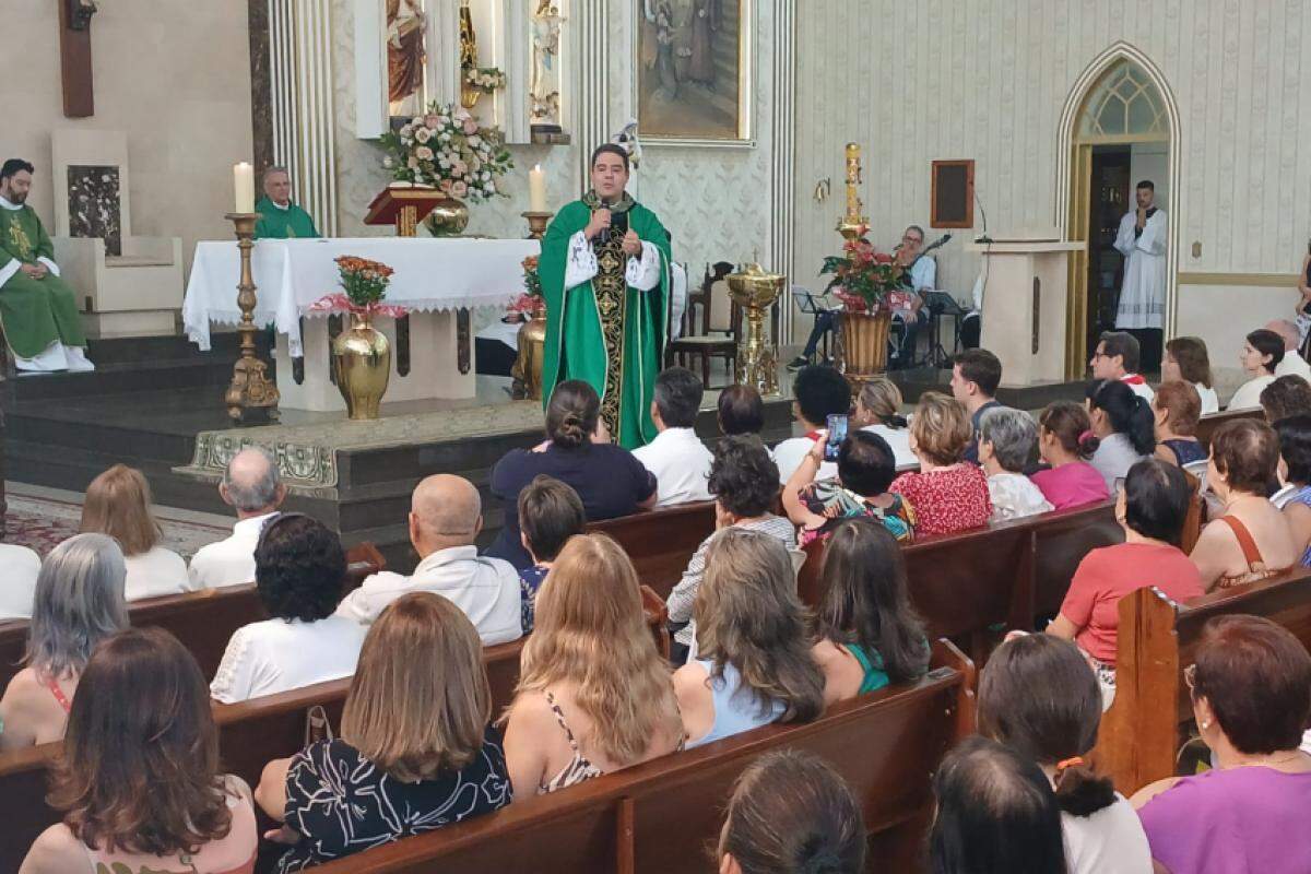 Sacerdote participou do Hallel no sábado e neste domingo fez uma celebração emocionante o Santuário Santo Antônio