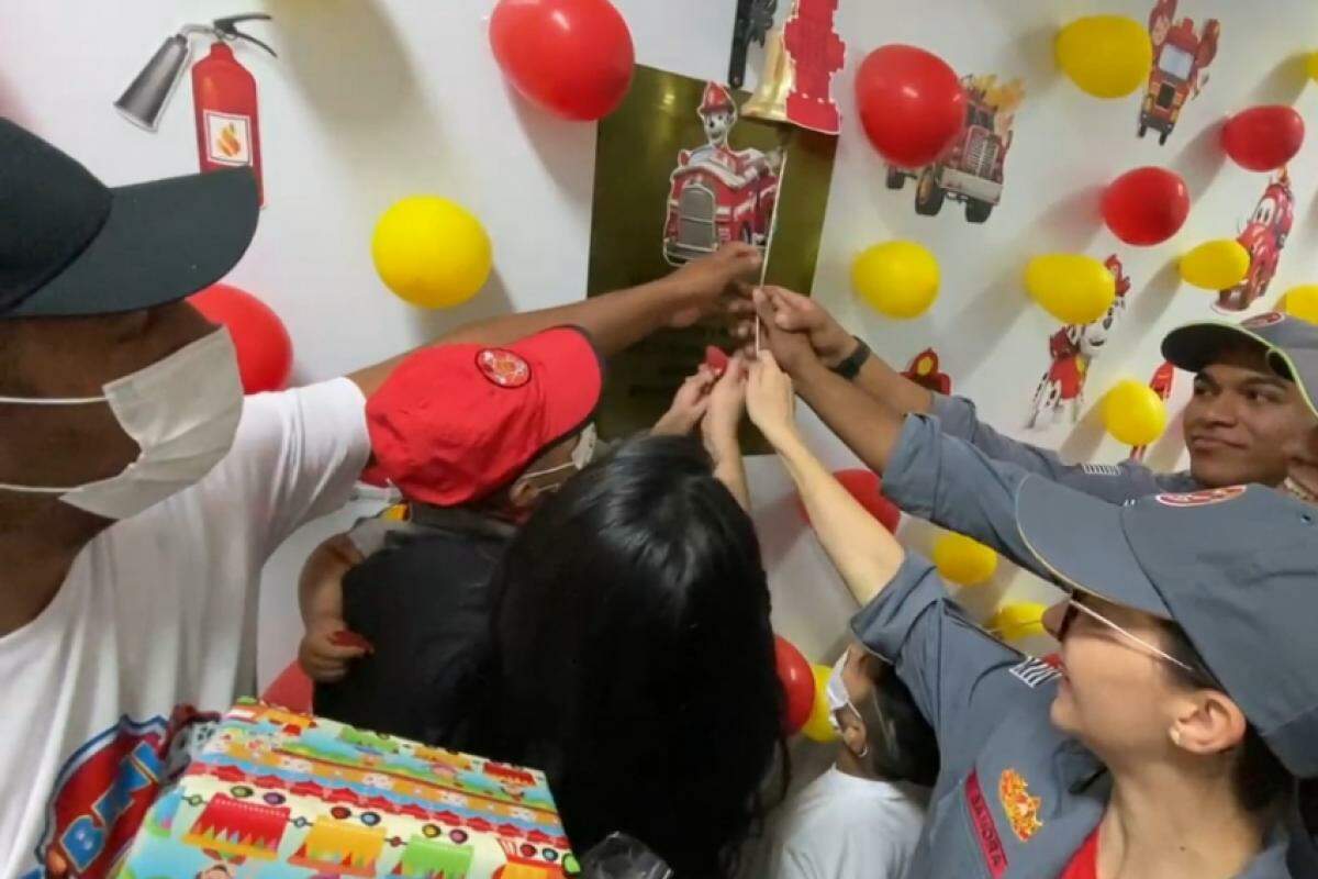 Momento em que Benício, 3 anos, tocou o sino junto com a capitã e membros da corporação do Corpo de Bombeiros na Santa Casa de Franca