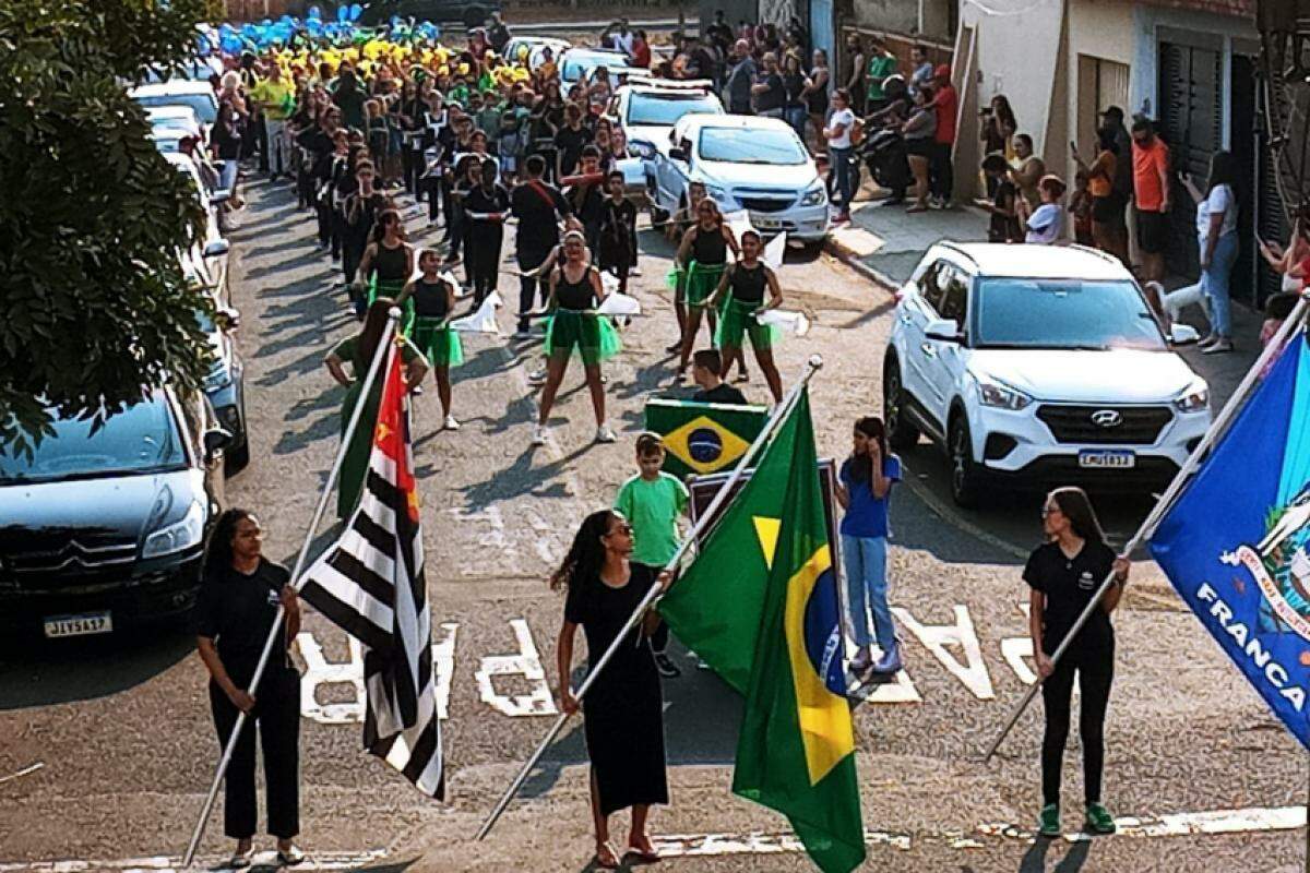 Alunos desfilando nas ruas do bairro Parque Progresso