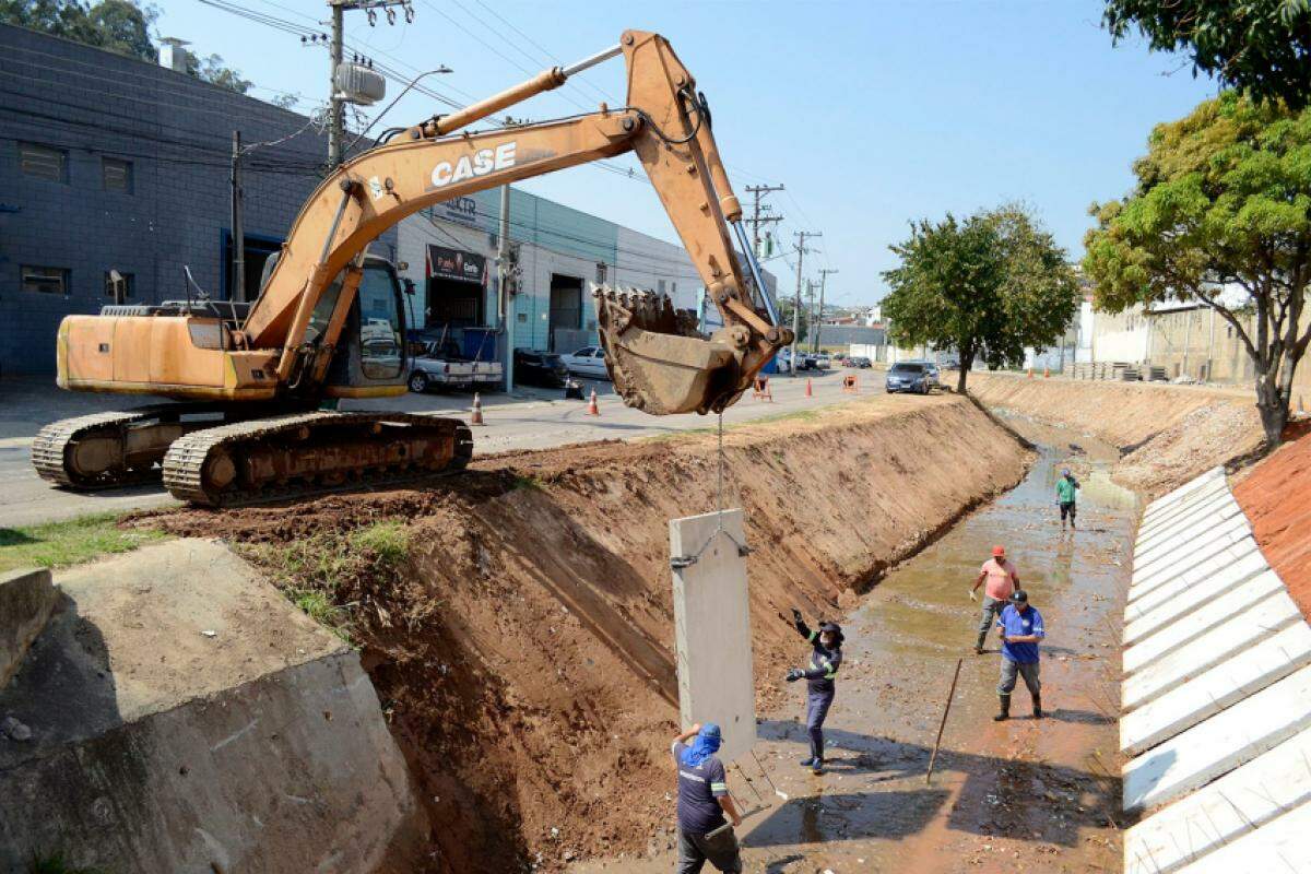 Obra, viabilizada por meio de recursos municipais, será realizada em fases; trabalhos deixarão encostas estáveis e diminuirão o risco de alagamentos