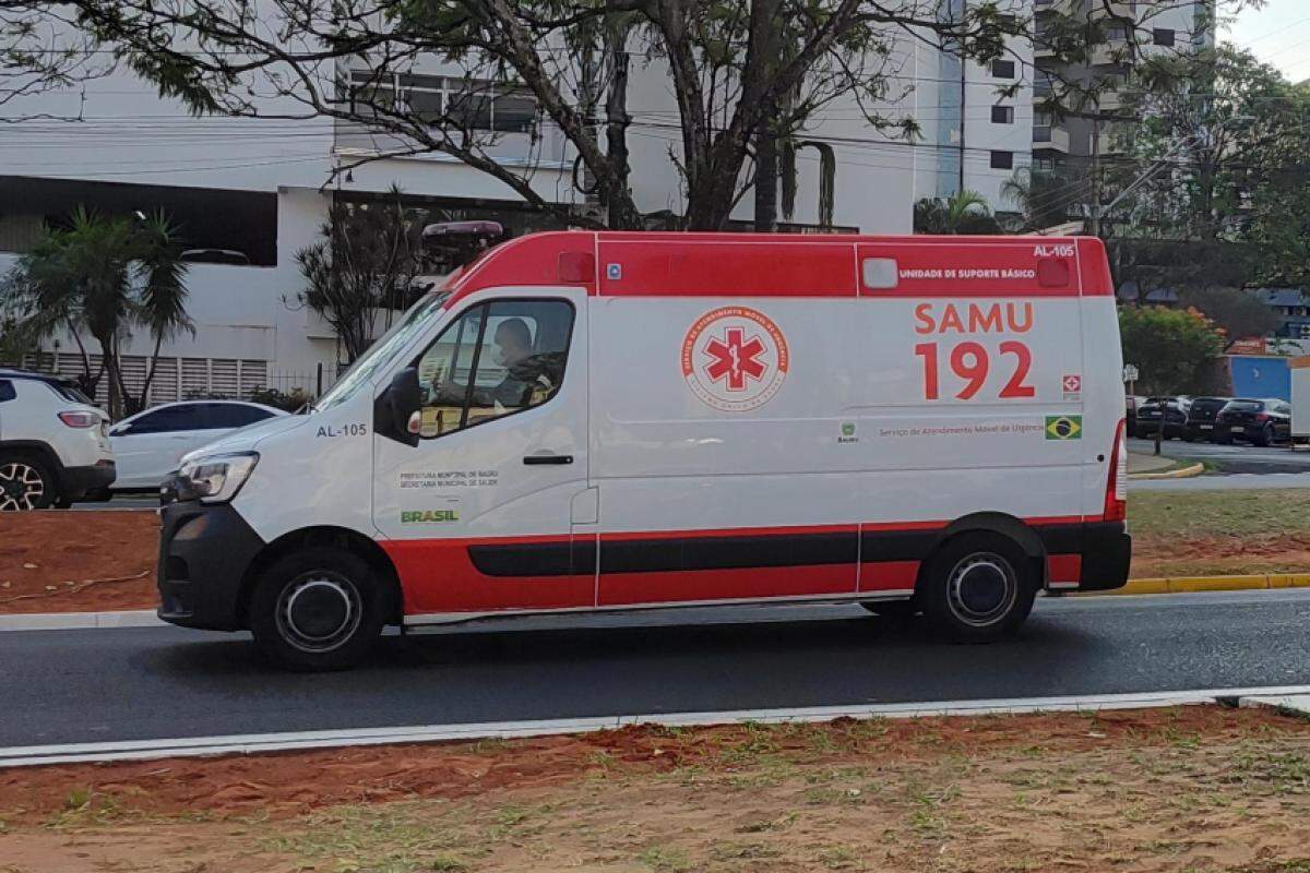 Uma das viaturas do Samu que transportou um dos feridos nesta sexta (20)