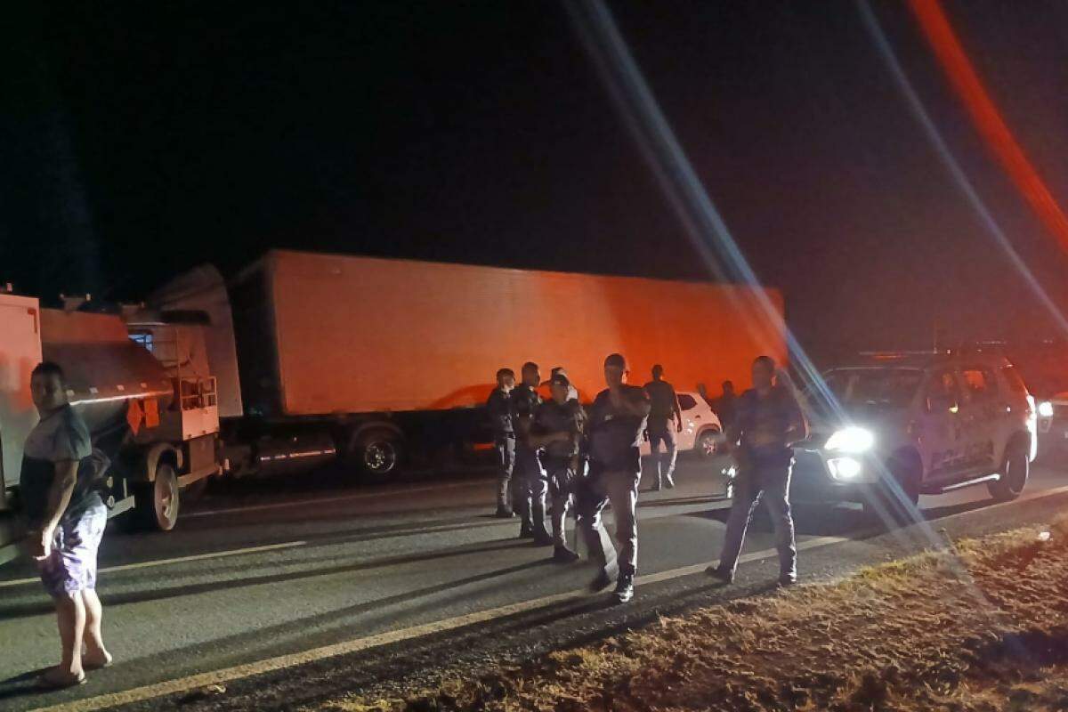 Assaltantes renderam os motoristas de dois caminhões, que foram usados para bloquear a pista no sentido Franca-Batatais