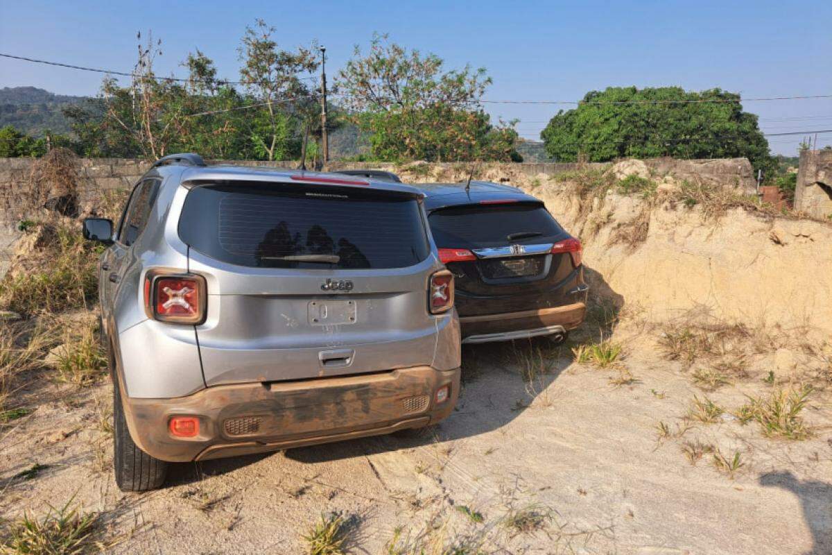 Os dois carros haviam sido abandonados pela dupla e foram recuperados