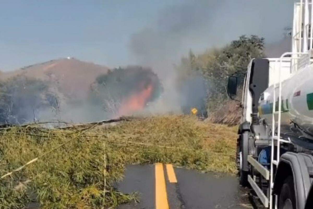 Fogo em área do Inpe, em Cachoeira Paulista