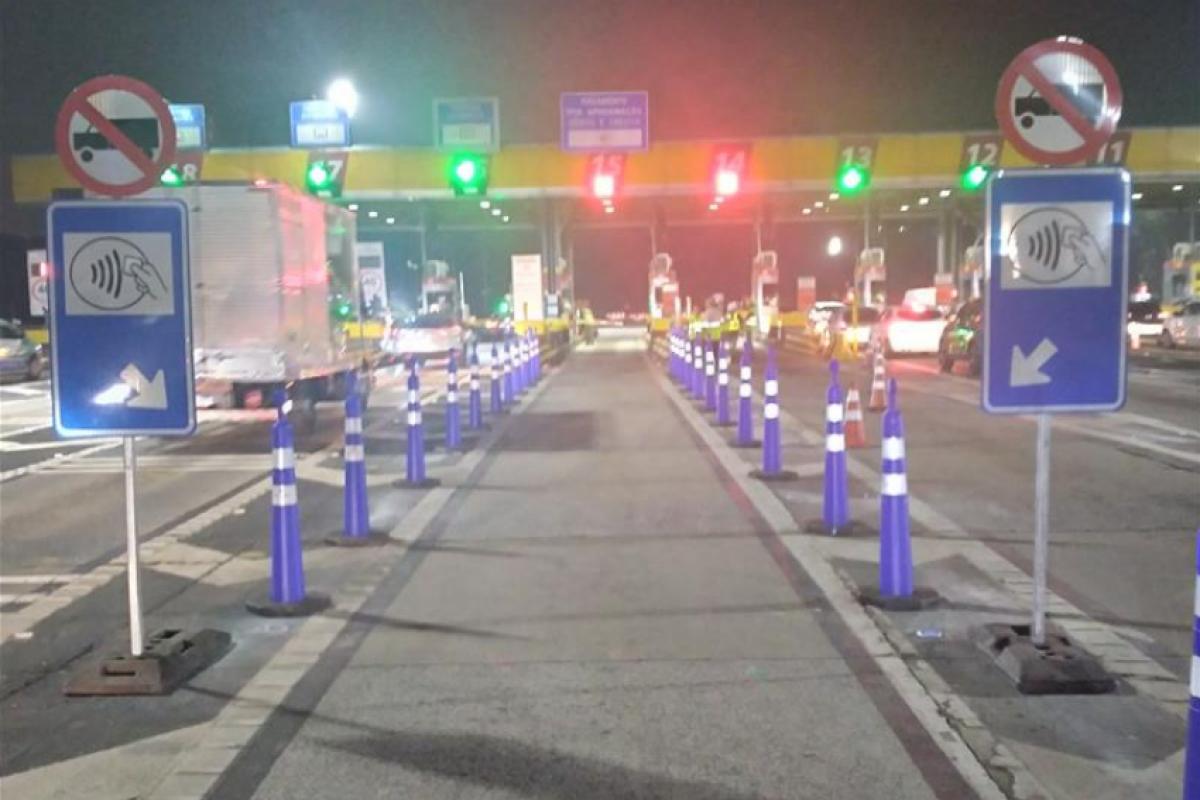 Nas pistas de autoatendimento, o motorista realiza o pagamento de forma rápida com cartão (débito ou crédito) por aproximação