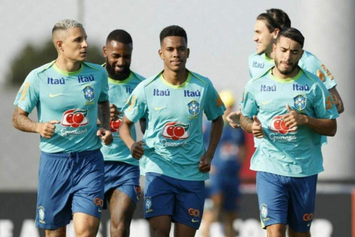 Francano Estêvão (no centro) durante treino na seleção brasileira