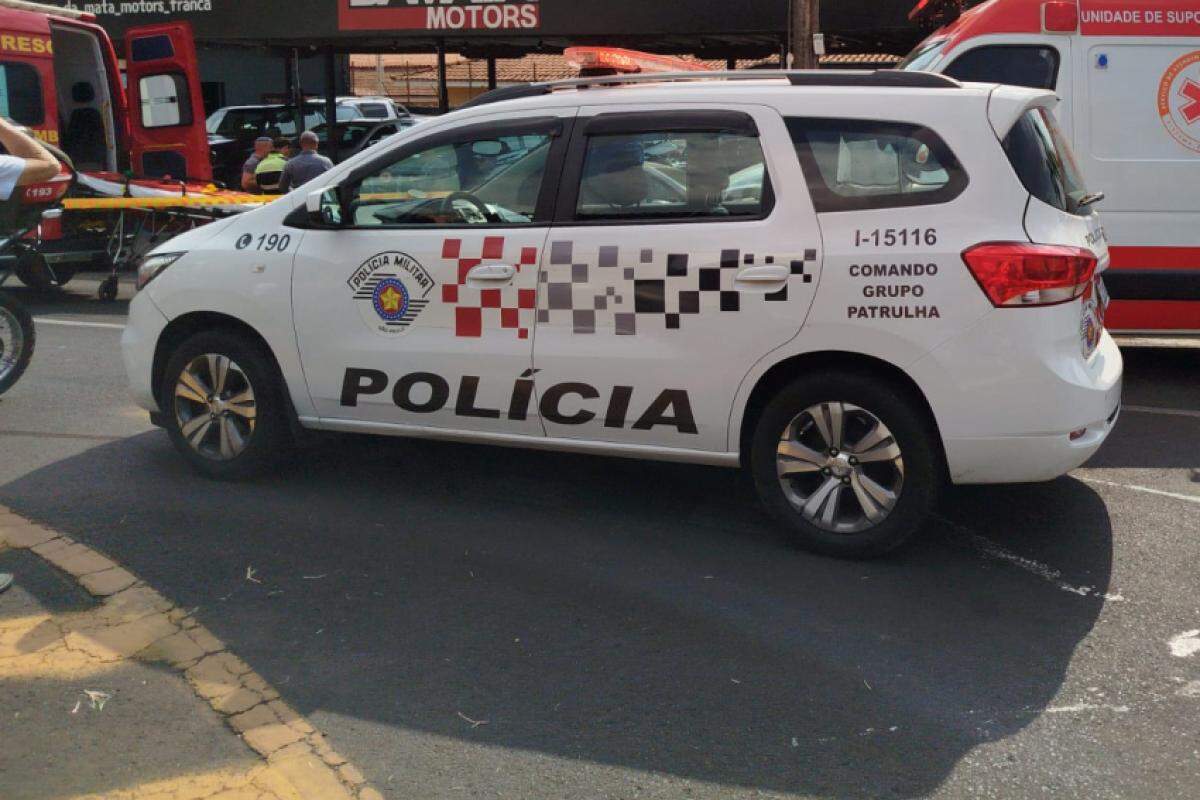 Movimentação em frente ao local do crime