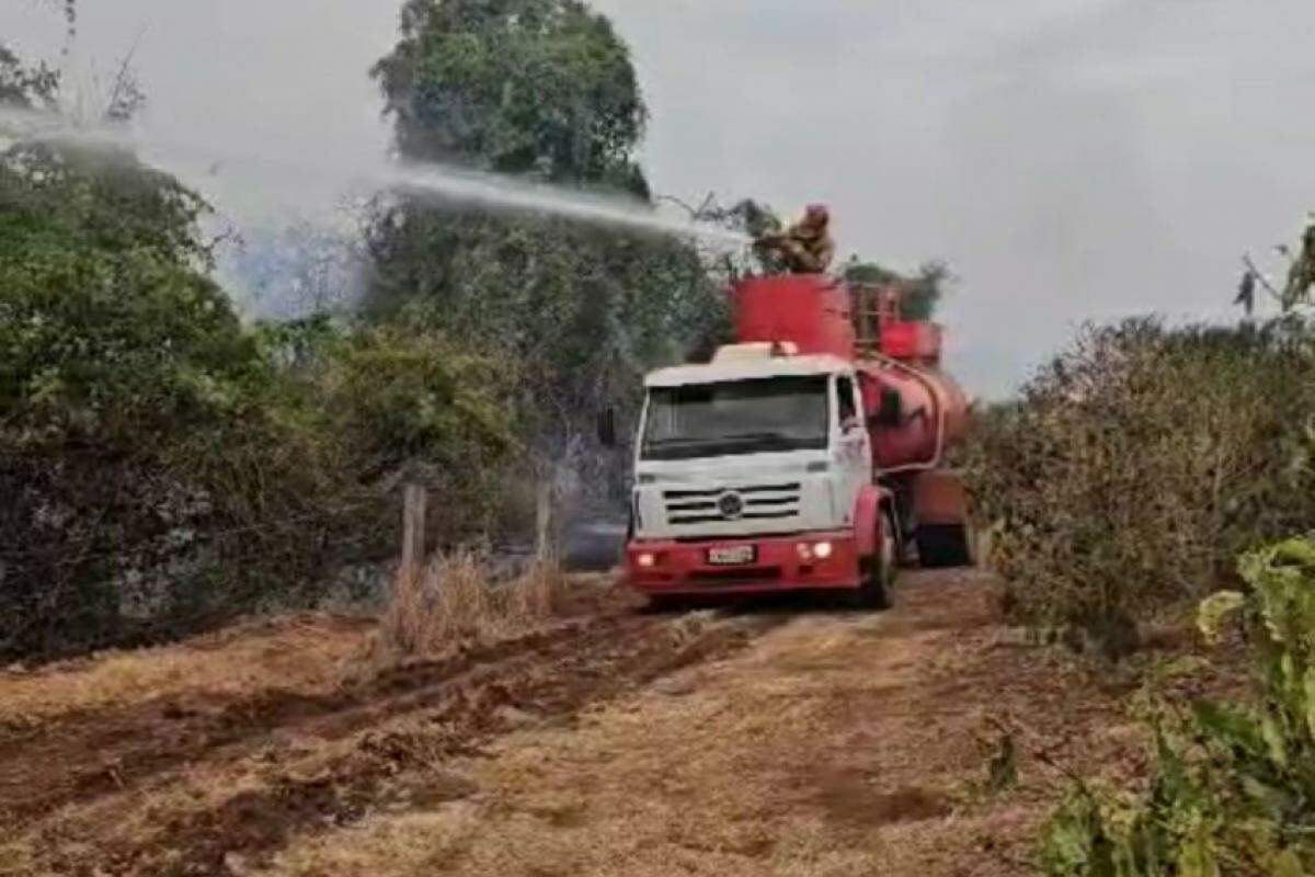 Caminhão enviado pela Cocapec dá apoio no combate às queimadas