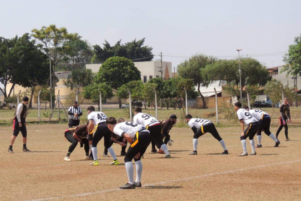 Mustangs (de branco) contra o Sumaré, de preto