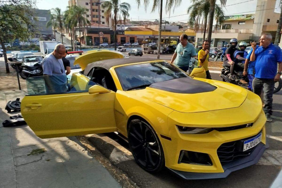 Veículo Camaro de Luquinha Cigano é vistoriado próximo ao local do crime na quinta-feira, 19