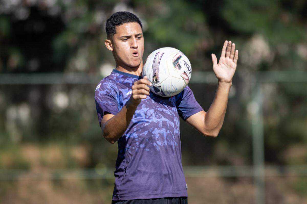 Felipe Felix é canhoto e joga como zagueiro e lateral esquerdo