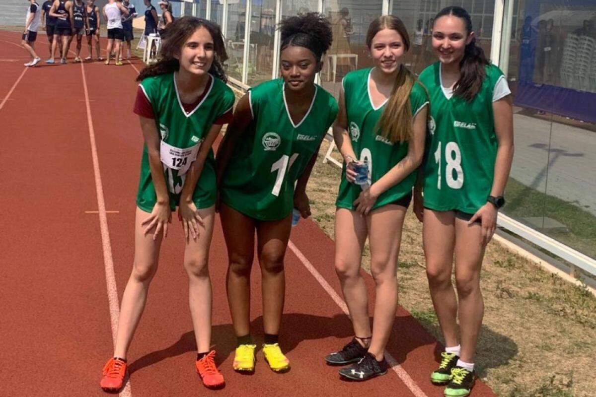 Equipe bicampeã do revezamento 4 x 10 metros