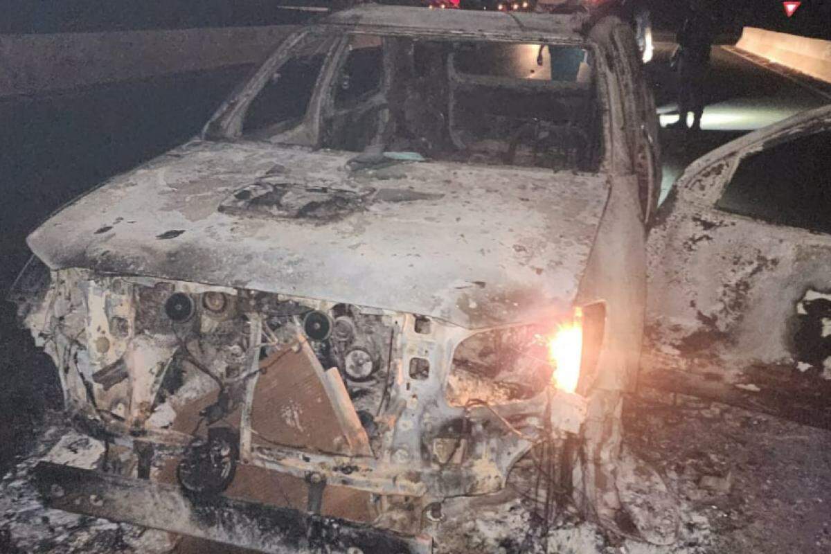 SW4-Hilux completamente destruída pelo fogo