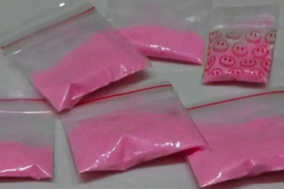 A cocaína rosa têm essa cor pela adição de corantes alimentícios e compostos que podem ser mortais ao copro humano