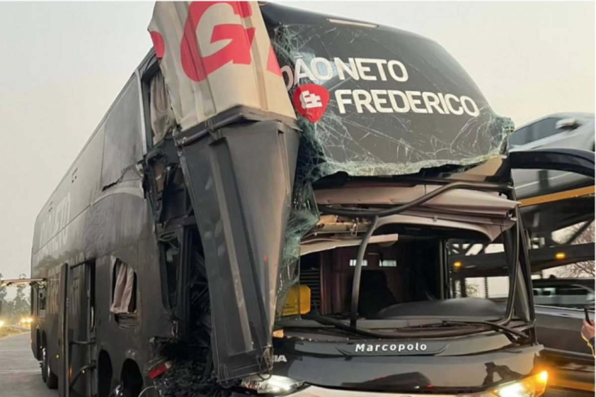 Nas redes sociais, o cantor Frederico publicou uma foto do ônibus com a frente completamente destruída.