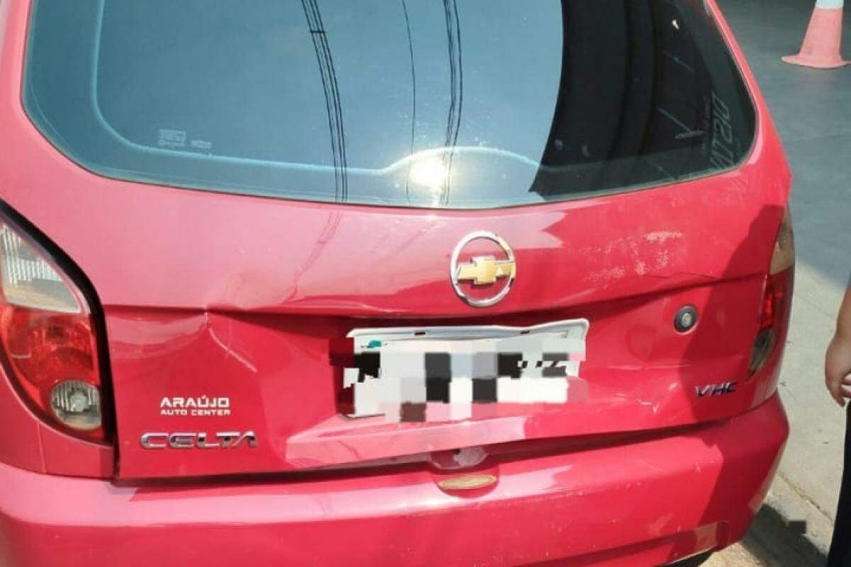 Carro ficou com a tampa do porta-malas afundada 