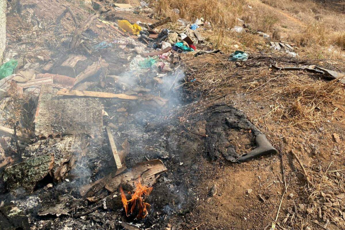 Com a ajuda de moradores, o fogo no terreno foi contido