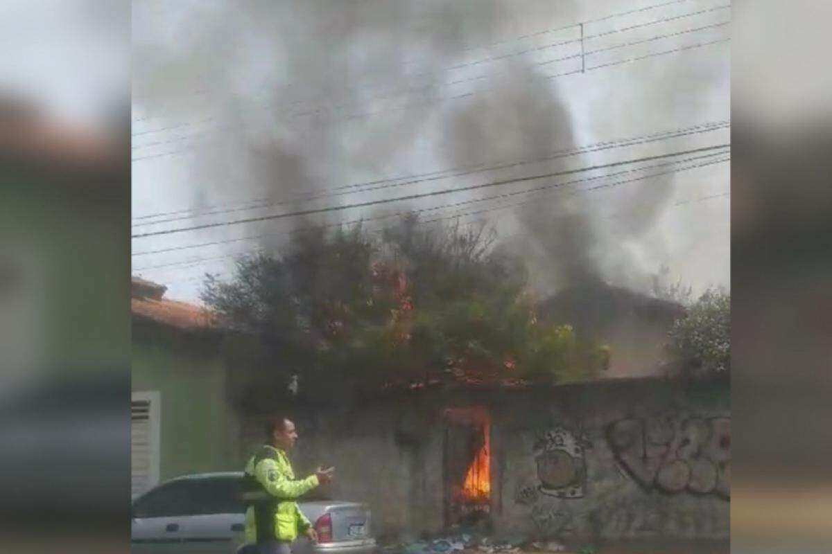 Fumaça preta se formou em incêndio na região Norte de Franca nesta quinta-feira, 5