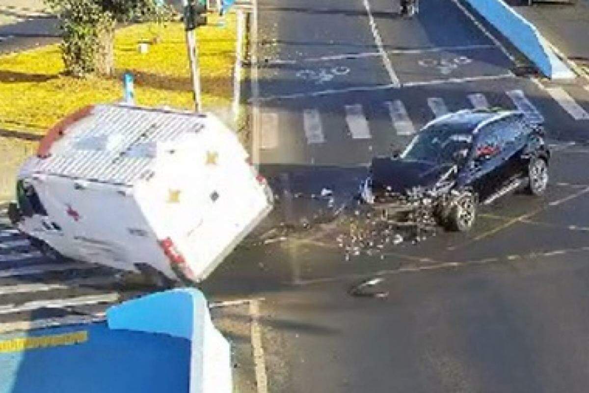 Carro acerta em cheio a ambulância, que tomba no Centro de Franca: motorista e preso feridos