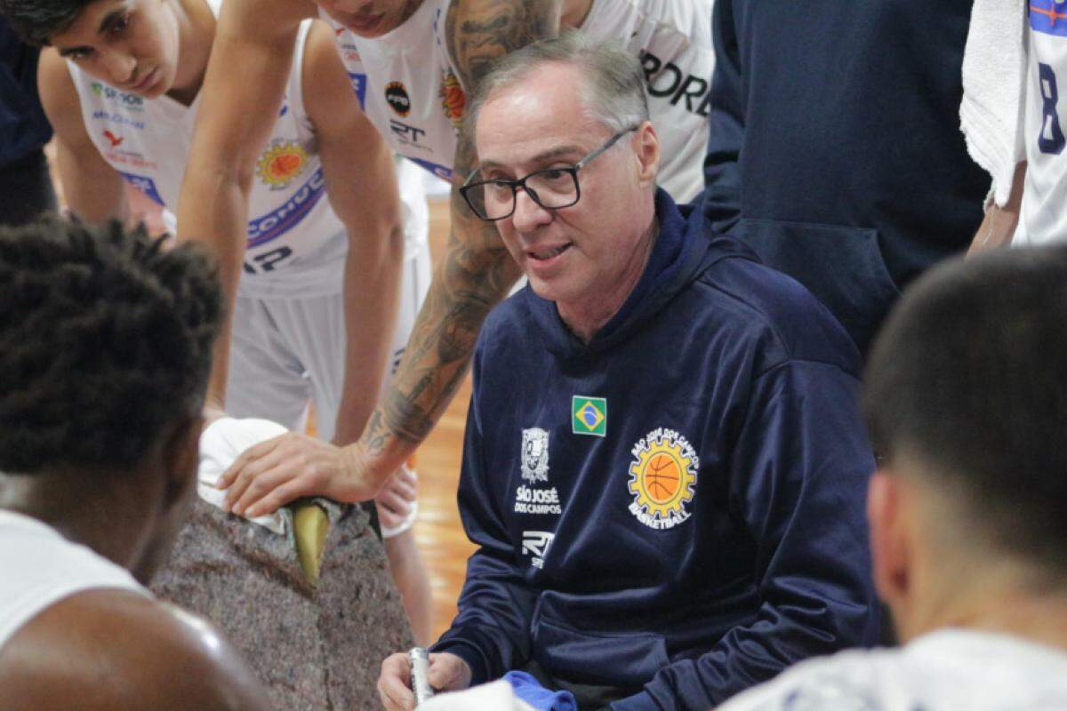 O técnico do São José Basket, Régis Marrelli