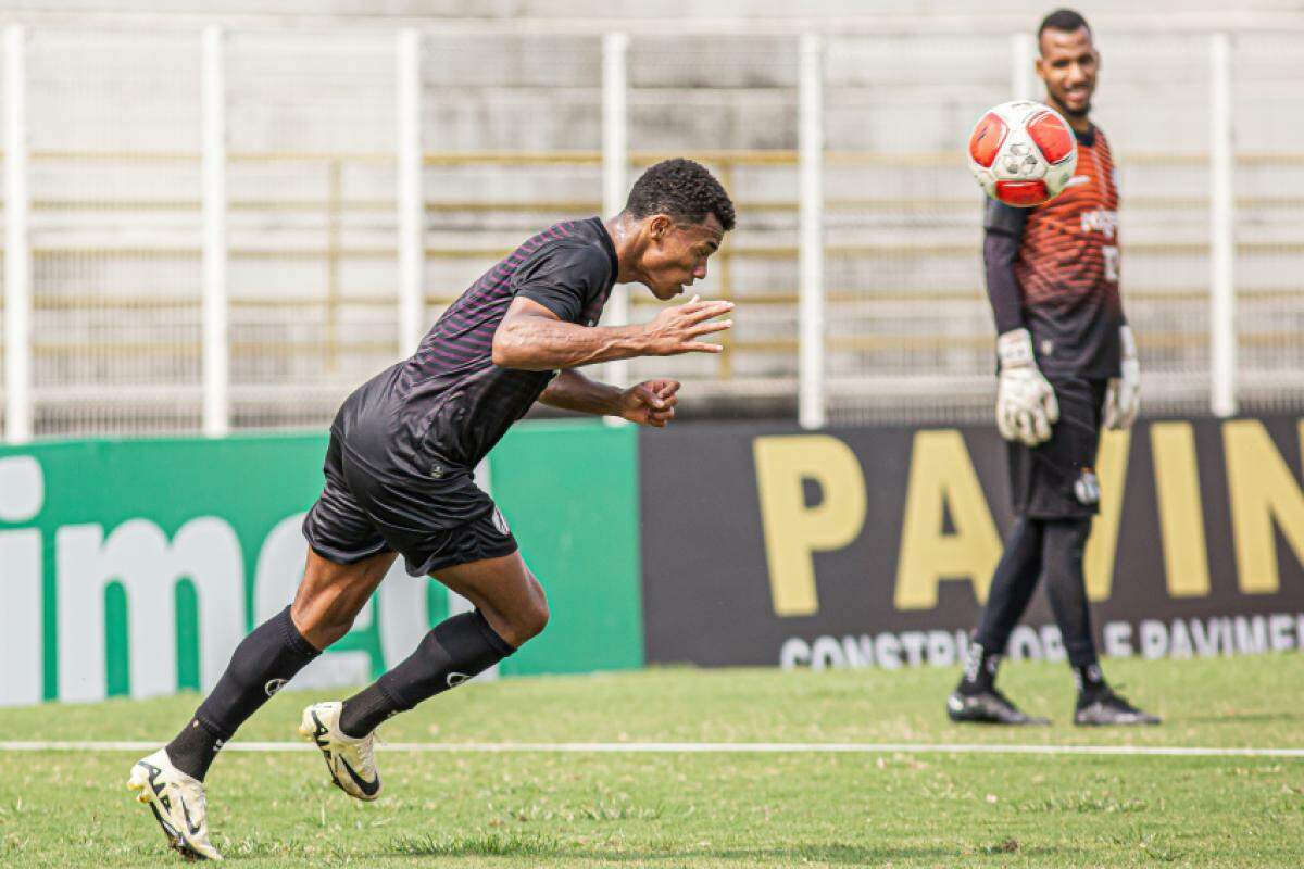 O XV de Piracicaba durante treino: time espera Barão lotado