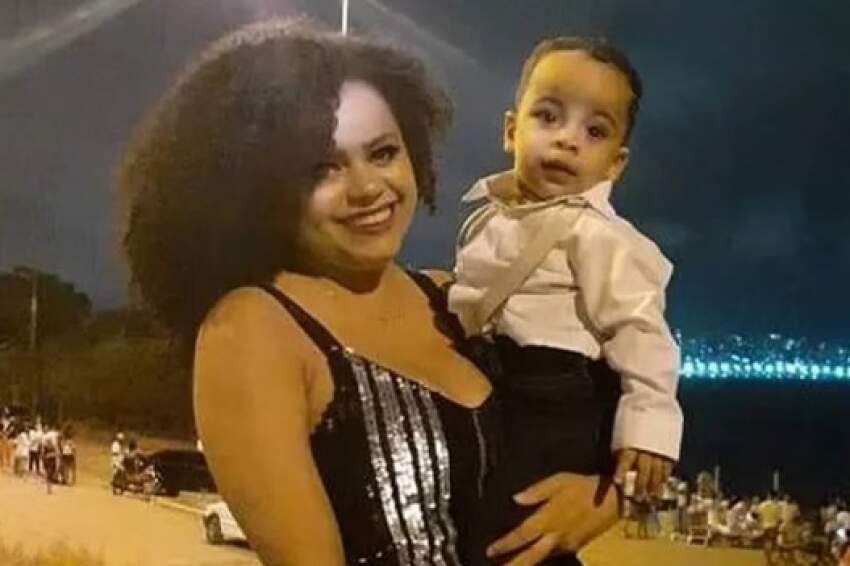 Maria Rosália ao lado do filho