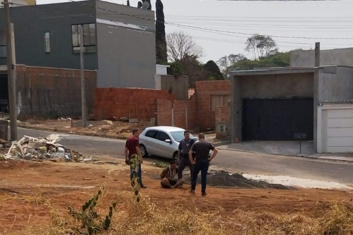 O homem, que é acusado de integrar uma facção criminosa, tentou escapar a pé 