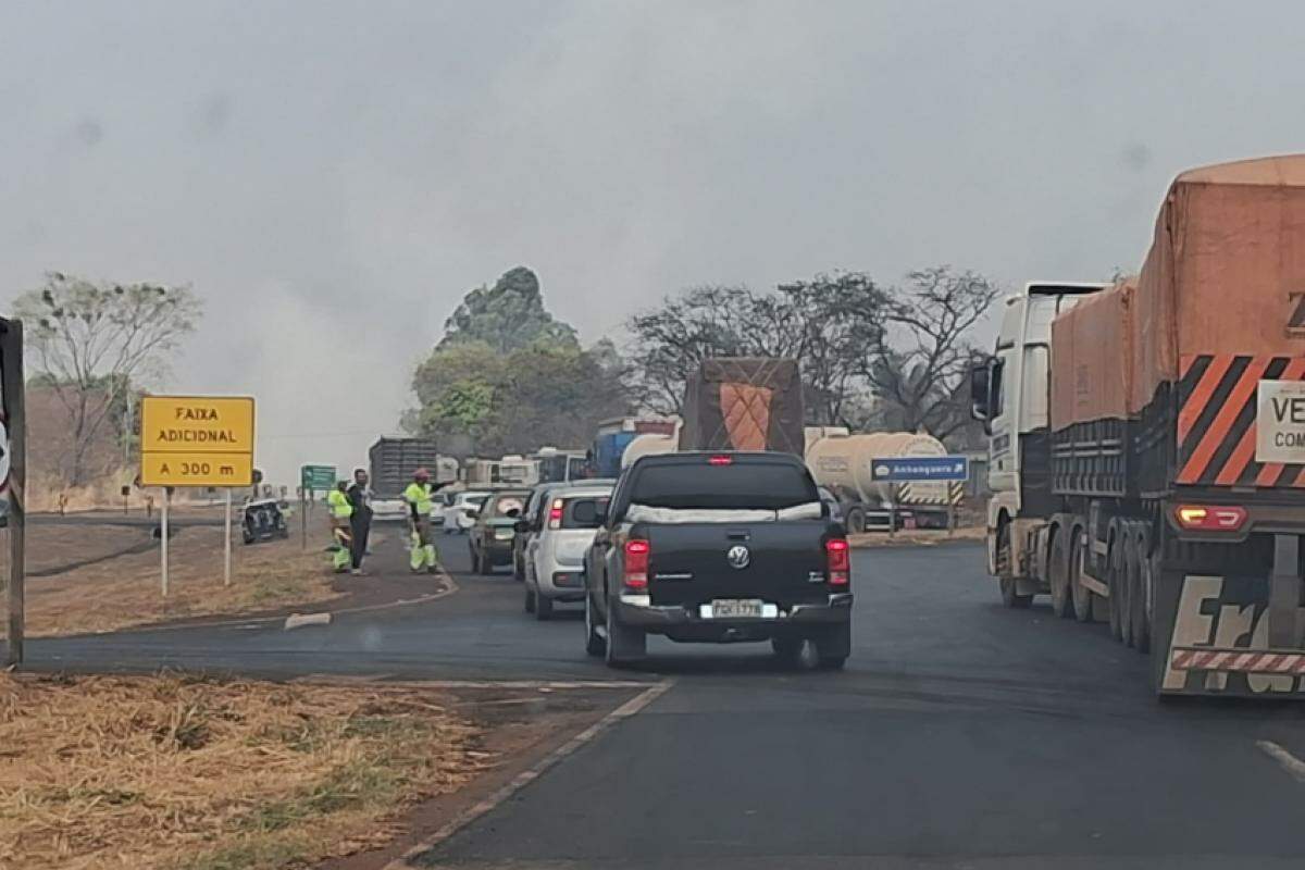 Veículos parados na rodovia Altino Arantes, em Sales de Oliveira