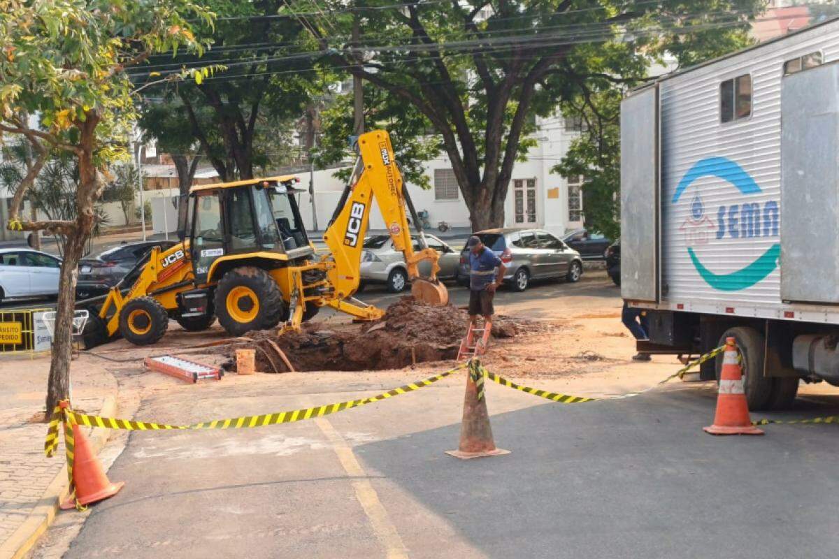 Obra do Semae para reparar adutora rompida