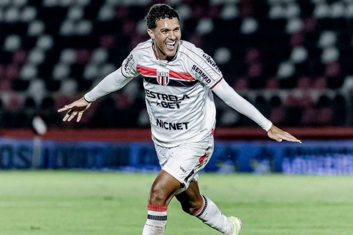 João Costa celebra gol marcado contra o Brusque, pela Série B do Brasileirão