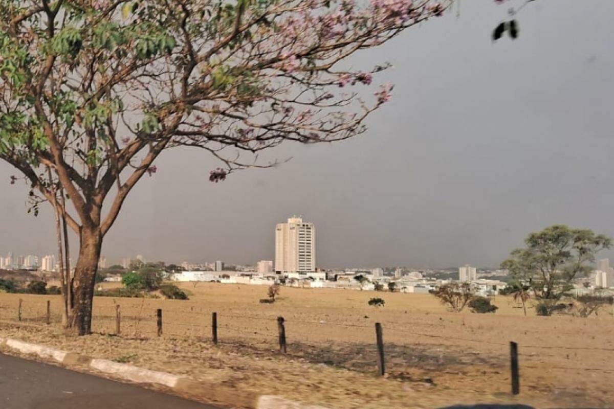 Céu amarronzado na tarde desta quinta-feira, 5, em Franca