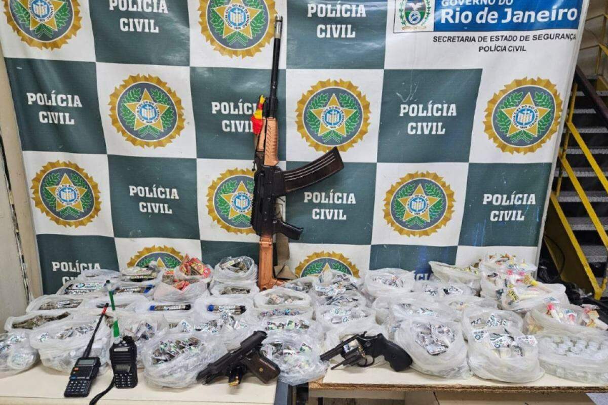 Armas, drogas e rádios transmissores apreendidos na ação da Polícia Civil em São João de Meriti