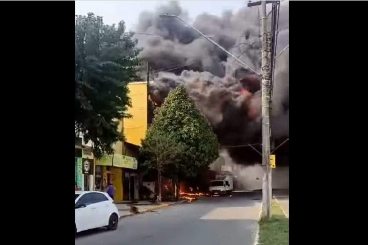 Fogo atingiu uma loja em Aparecida