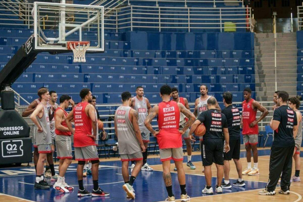 Plantel treinando no ginásio Pedrocão, em Franca