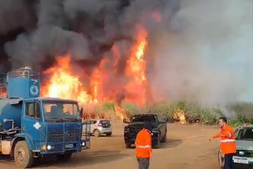 Caminhões-pipa da Prefeitura, da usina Buriti e voluntários colaboram com os bombeiros no combate aos grandes focos de incêndios na região