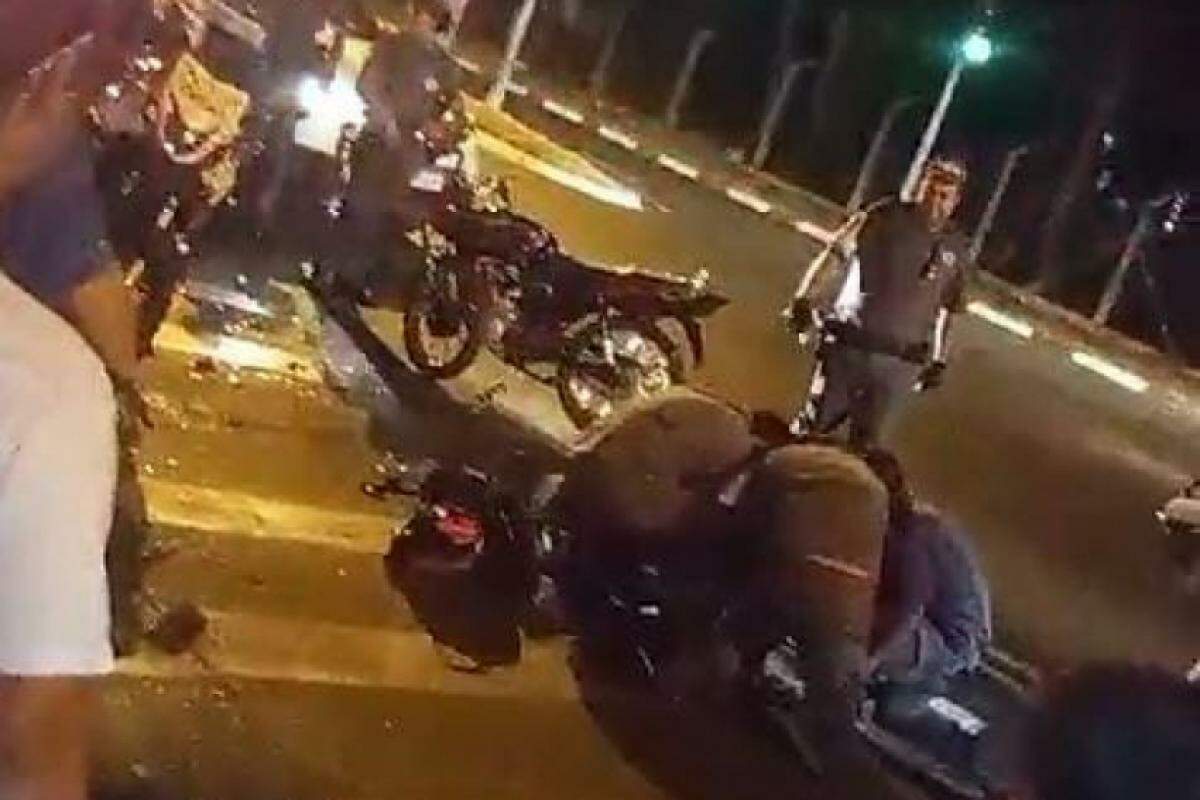 Moto bateu em um carro no cruzamento da avenida Adhemar Pereira de Barros com a rua José Garcia Gomes no Jardim Brasilândia