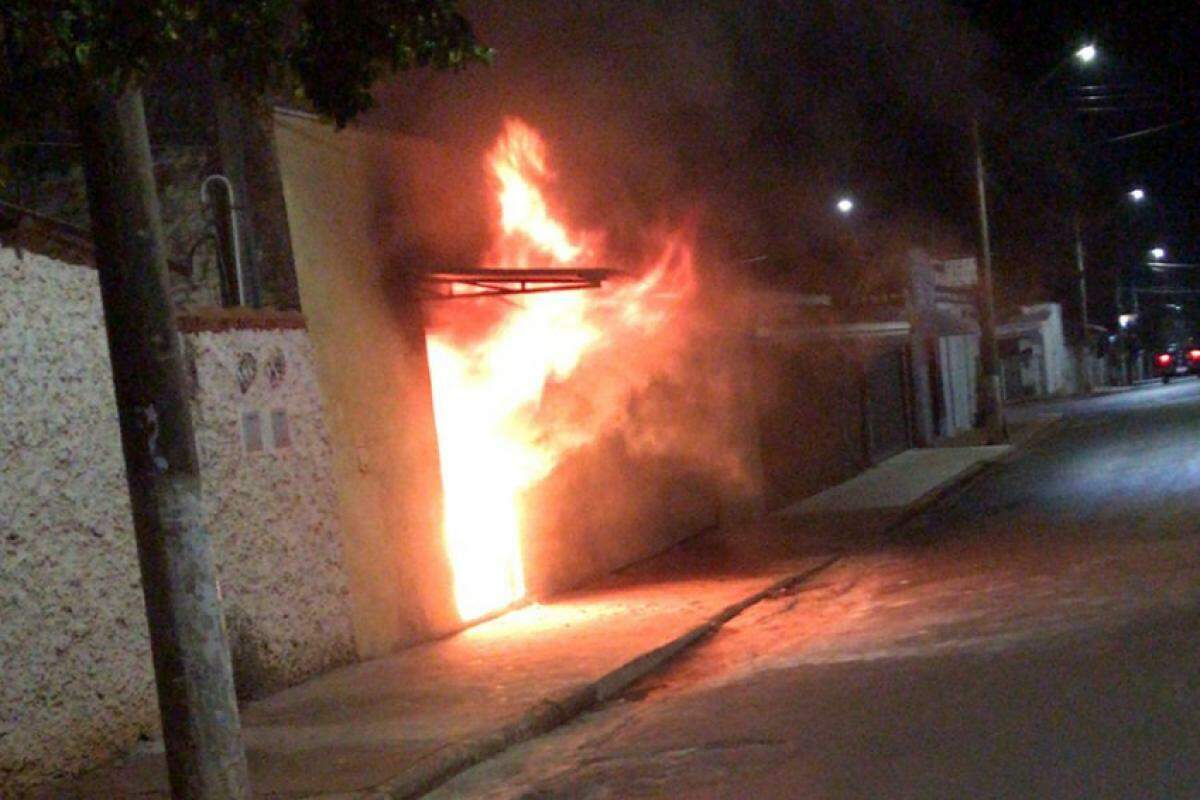 Residência tomada pelo fogo na região central de São José da Bela Vista