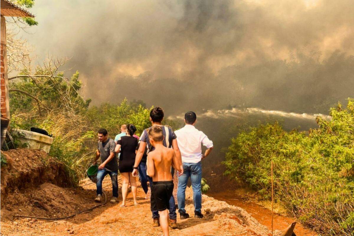 O fogo assustou os funcionários do local e moradores da região. 