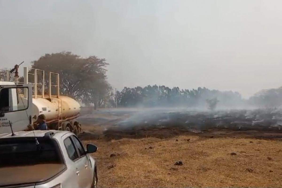 Caminhão-pipa em combate a incêndio em área rural de Patrocínio Paulista