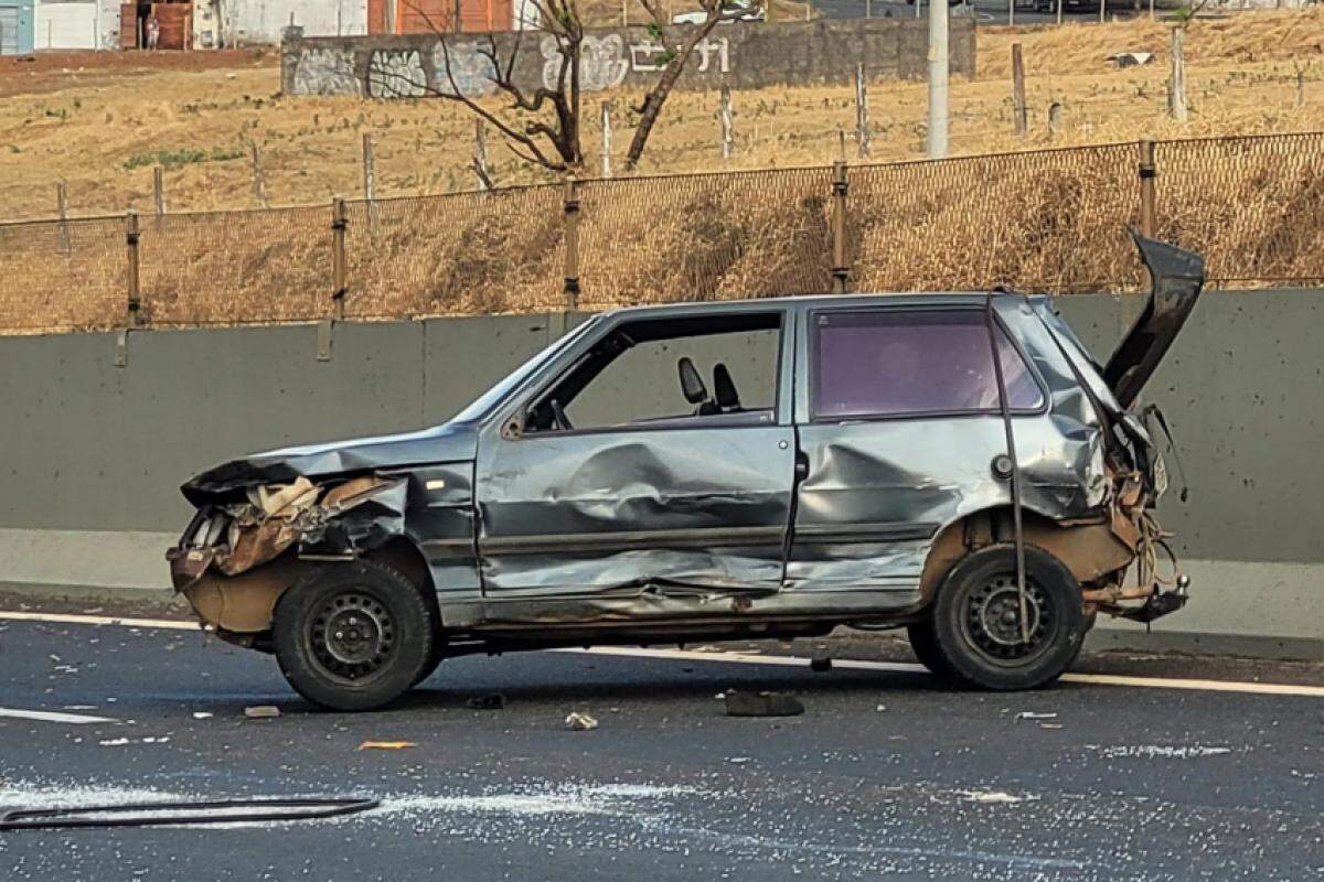 Motorista do carro perdeu o controle da direção, bateu na mureta de proteção e rodou o veículo