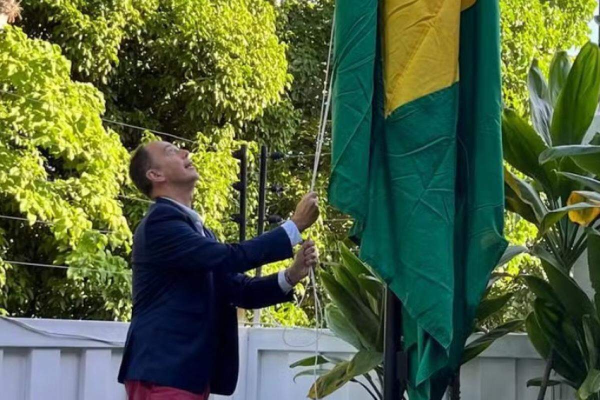 Bandeira brasileira é hasteada em embaixada da Argentina na Venezuela