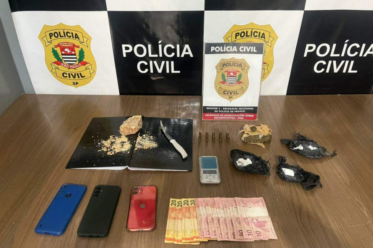 Na casa do rapaz, os policiais encontraram drogas, balança de precisão, celulares, dinheiro e munições de 9 mm