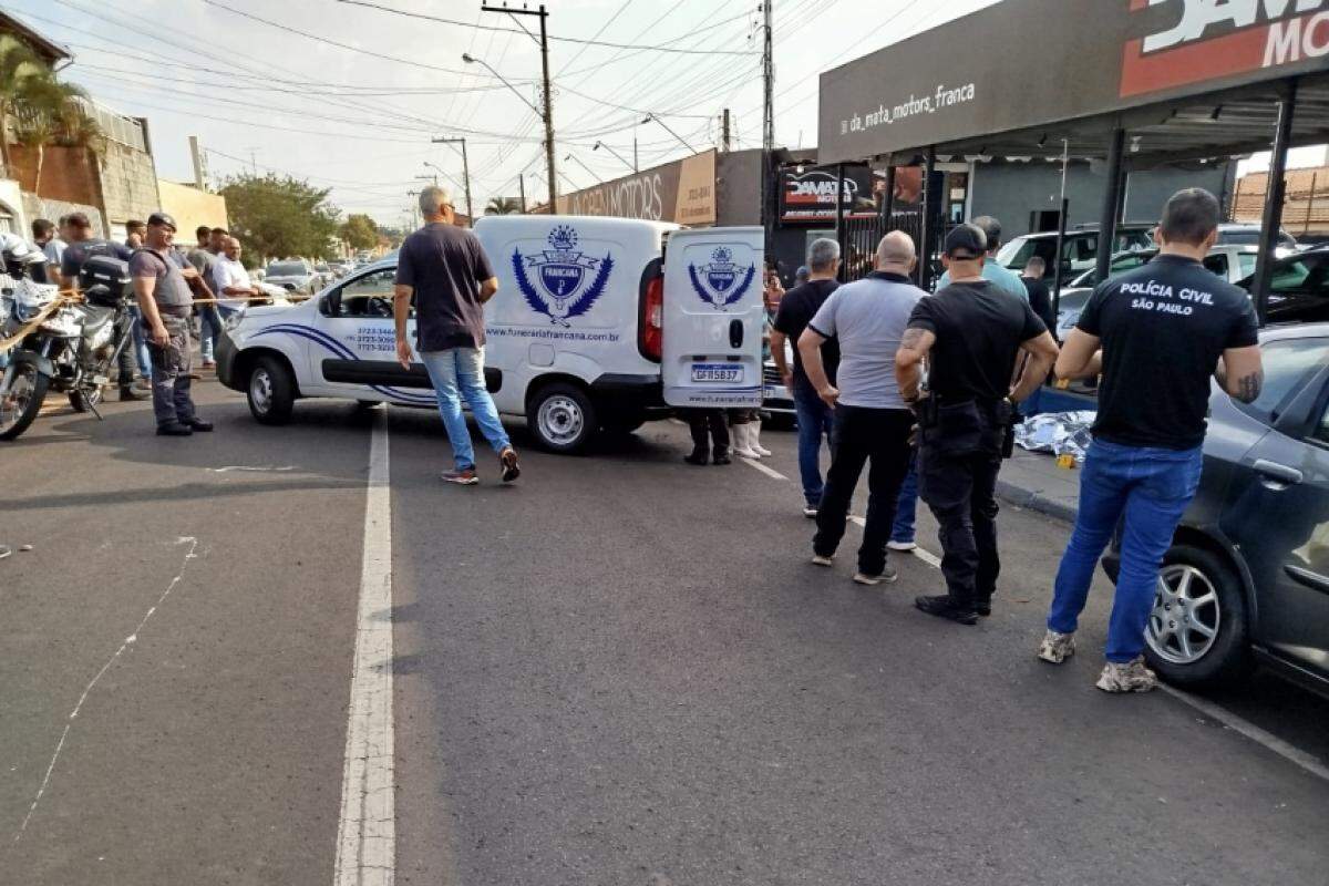 Momento em que o corpo da vítima é retirado do local do crime