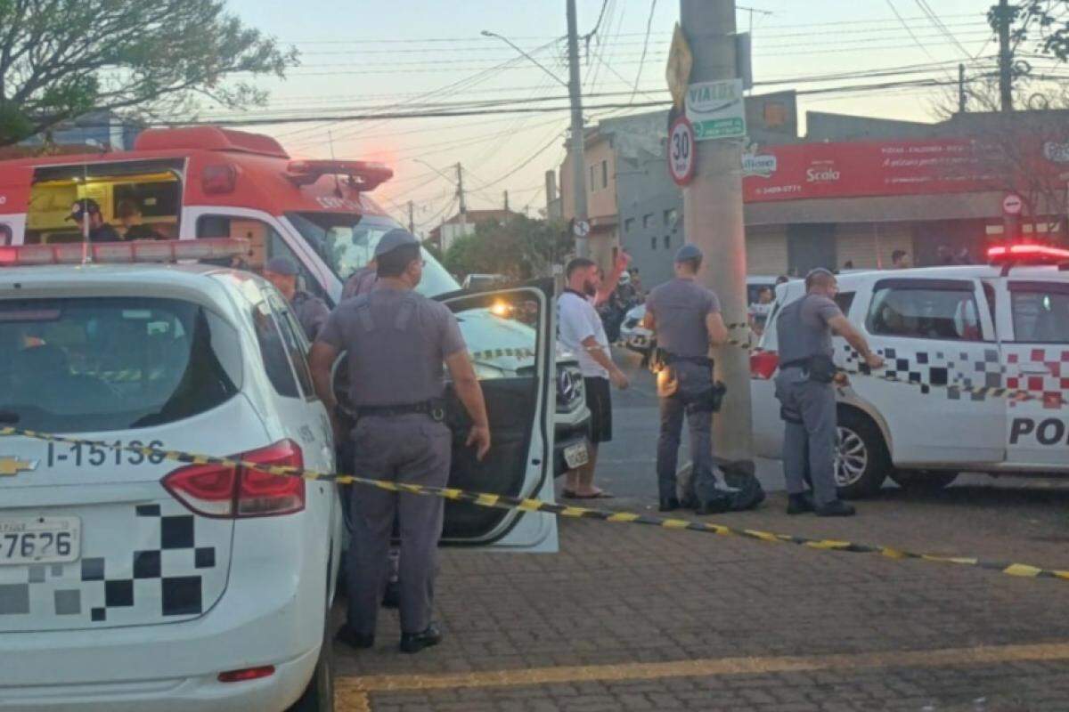 Movimentação policial no local do crime, na avenida Ministro Rui Barbosa, na Chácara São Paulo, zona Oeste de Franca