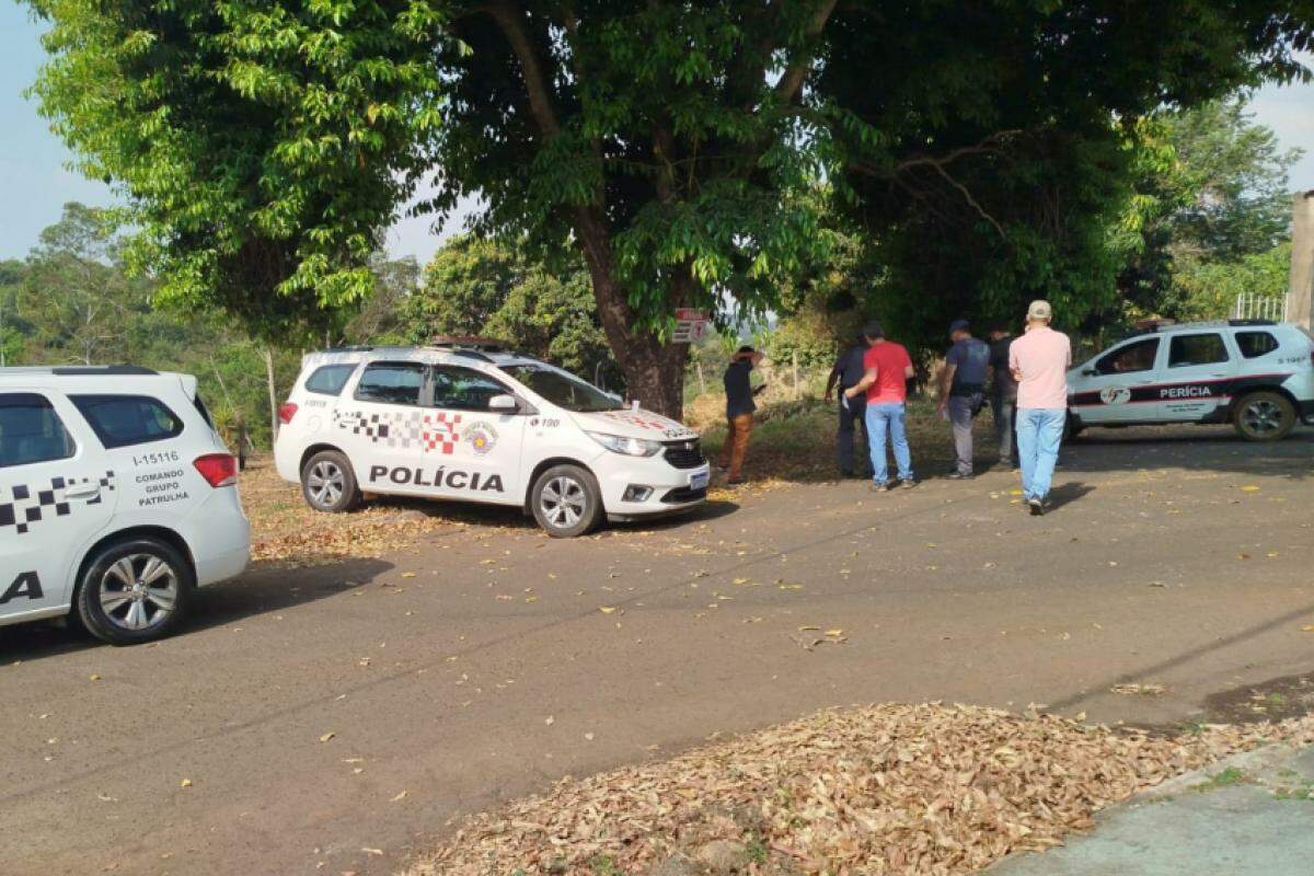 Movimentação na entrada da mata onde o corpo foi encontrado