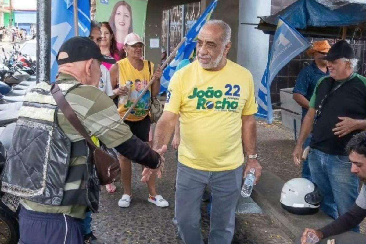 João Rocha fazendo campanha no Centro da cidade