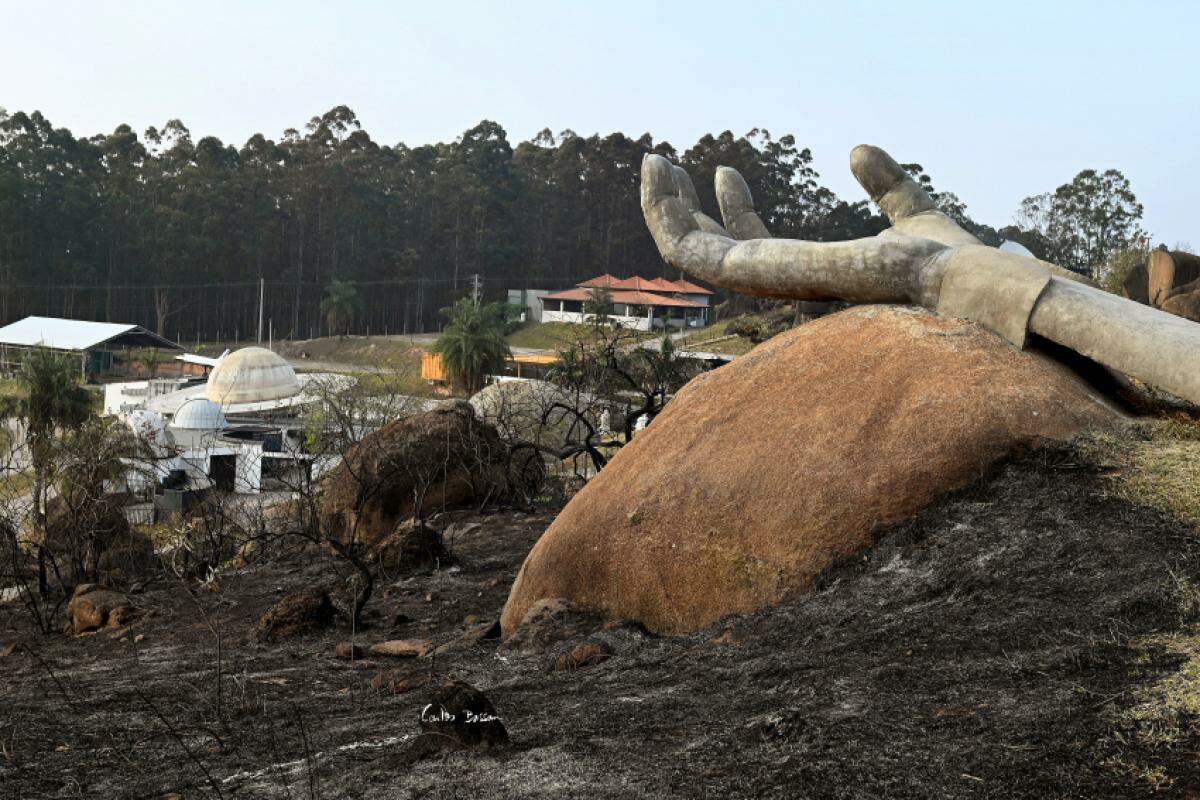 Enorme escultura que fica no Museu de Astronomia virou símbolo da tragédia ambiental