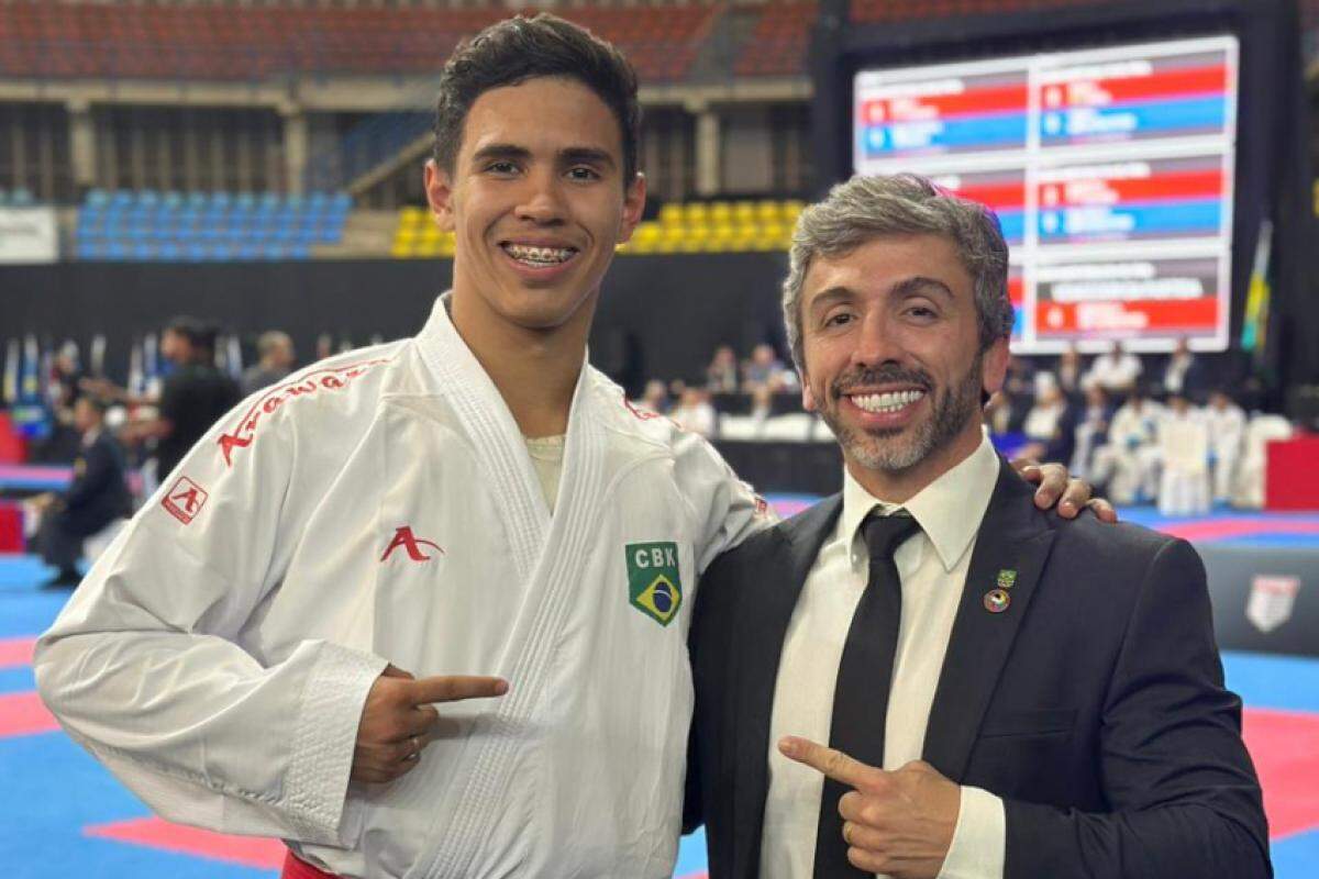 Cauã com o técnico Diego Spigolon: atleta supera adversários e vai ao ponto mais alto do pódio no Pan